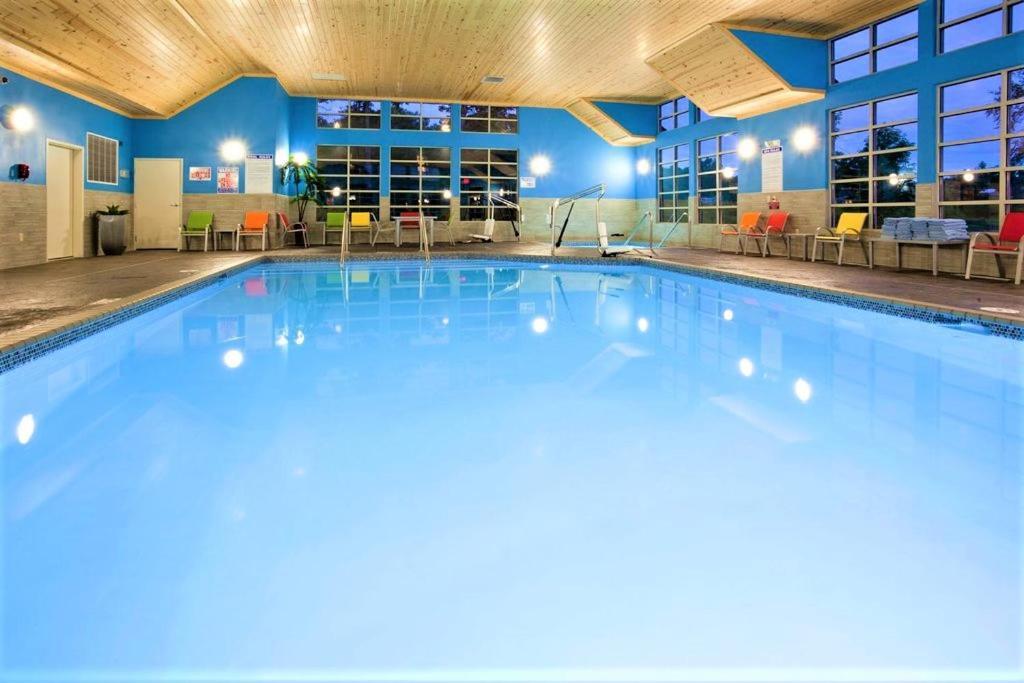 Amerivu Inn And Suites - Chisago City Luaran gambar